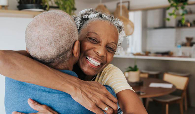 photo: older couple embrace